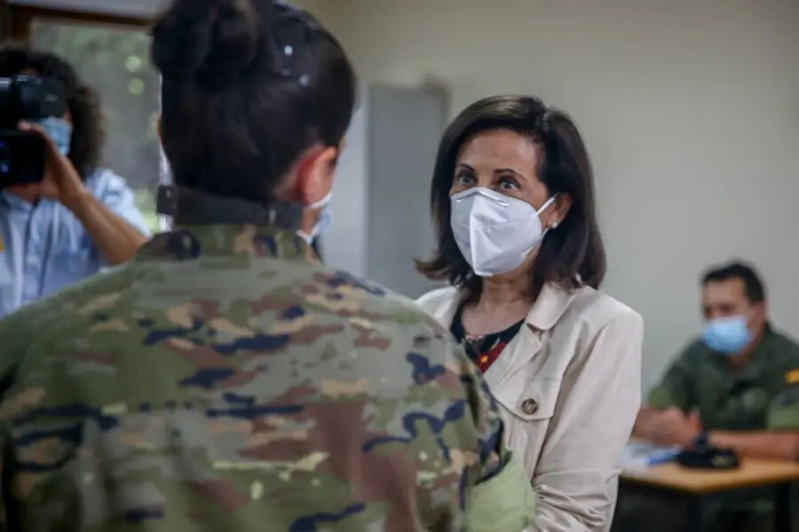 La ministra de Defensa, Margarita Robles, conversa con una militar