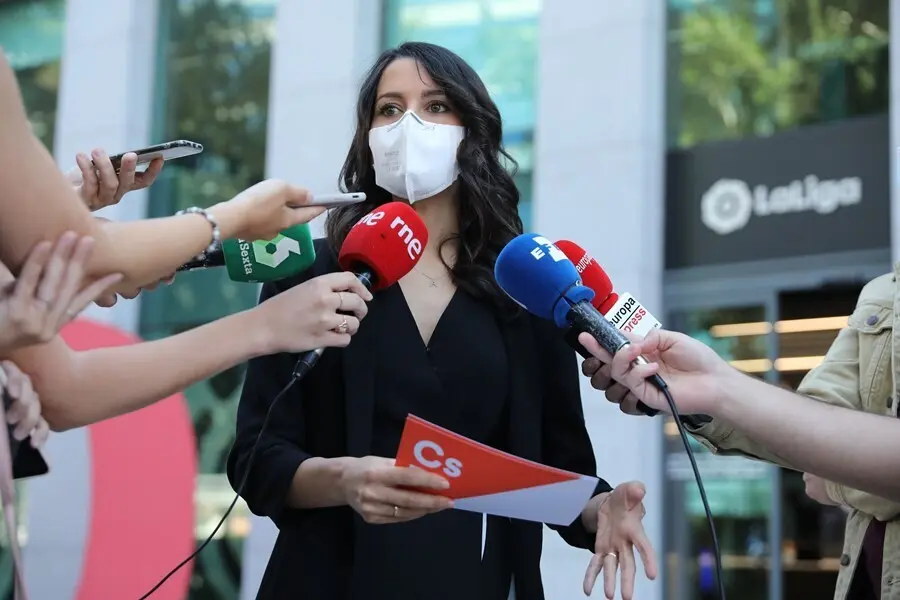 La presidenta de Ciudadanos, In&eacute;s Arrimadas, ofrece declaraciones a los medios tras una reuni&oacute;n con LaLiga en las instalaciones de la Liga Nacional de F&uacute;tbol Profesional (LFP), a 8 de julio de 2021, en Madrid (Espa&ntilde;a).