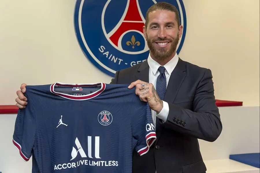 Sergio Ramos con la camiseta del PSG