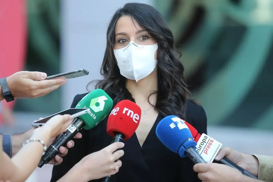 La presidenta de Ciudadanos, In&eacute;s Arrimadas, ofrece declaraciones a los medios tras una reuni&oacute;n con LaLiga en las instalaciones de la Liga Nacional de F&uacute;tbol Profesional (LFP), a 8 de julio de 2021, en Madrid (Espa&ntilde;a).