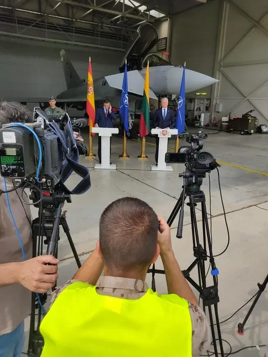 El presidente del Gobierno, Pedro S&aacute;nchez, y el presidente de Lituania Gitanas Lauseda, durante una rueda de prensa en la base militar lituana de Siaulai, a 8 de julio de 2021, en Siauliai (Lituania).