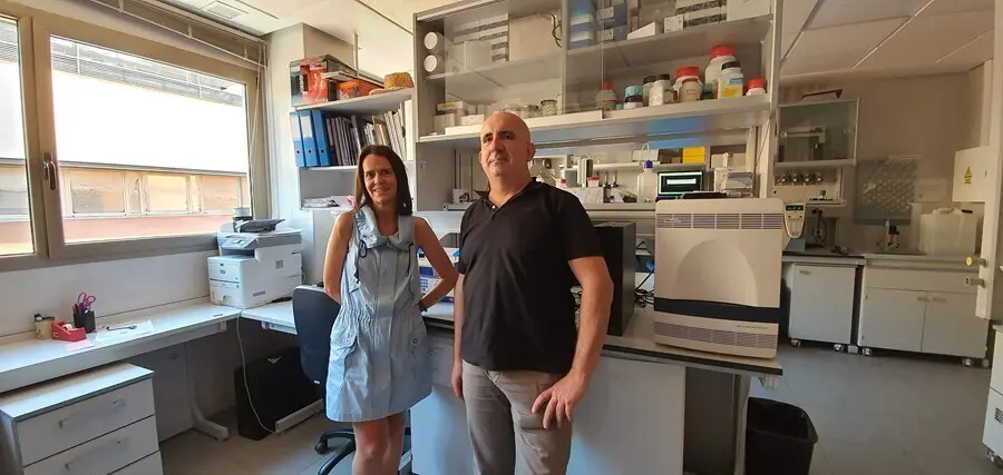 Margarita Ros y Jos&eacute; Antonio Pascual, en los laboratorios del Grupo de Conservaci&oacute;n de Suelos y Manejo de Residuos del CEBAS-CSIC.