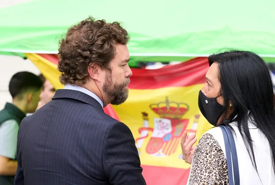 El portavoz de Vox en el Congreso de los Diputados, Iv&aacute;n Espinosa de los Monteros (i), y la diputada del partido en el Parlamento Vasco, Amaia Mart&iacute;nez (d), durante una visita a una mesa informativa organizada por Vox Vizcaya, a 8 de julio.