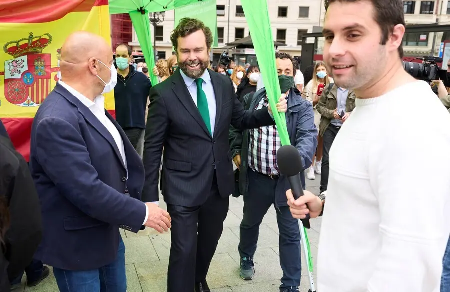 El portavoz de Vox en el Congreso de los Diputados, Iv&aacute;n Espinosa de los Monteros, visita a una mesa informativa organizada por Vox Vizcaya, a 8 de julio de 2021, en el Puente de El Arenal, Bilbao, Vizcaya, Euskadi, (Espa&ntilde;a).