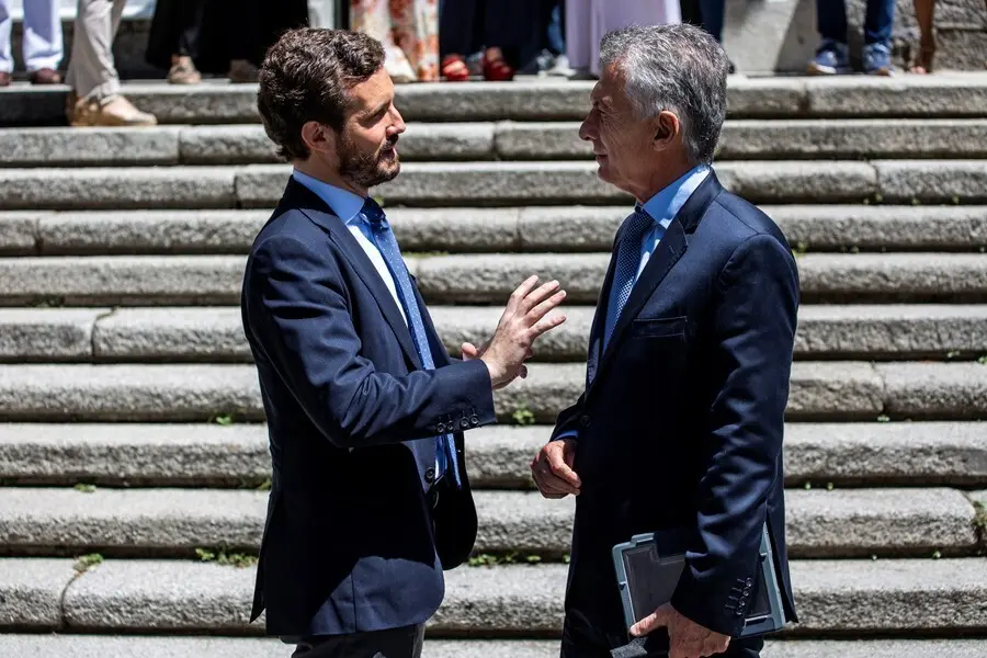 (I-D) El presidente del Partido Popular, Pablo Casado, y el ex presidente de Argentina, Mauricio Macri, en la clausura de las jornadas &lsquo;Espa&ntilde;a, Europa y libertad&rsquo; del Grupo del PPE. En San Lorenzo de El Escorial (Madrid), a 8 de julio de 2021.