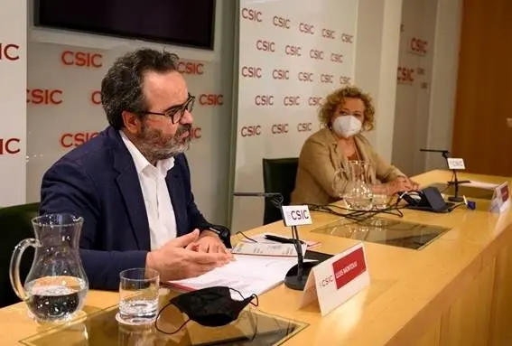 La presidenta del CSIC, Rosa Men&eacute;ndez, y el presidente del Comit&eacute; de &Eacute;tica del CSIC, Lluis Montoliu, durante la rueda de prensa