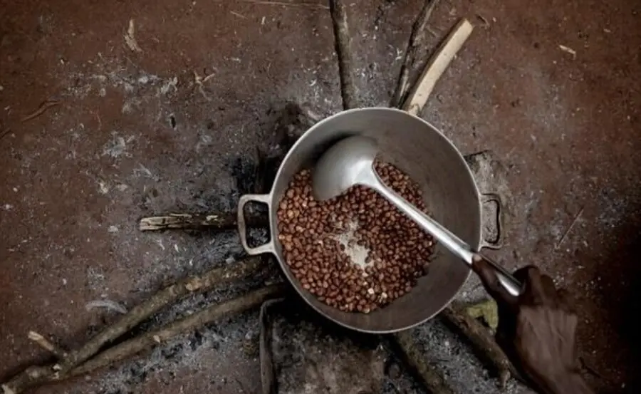 Archivo - Una mujer desplazada interna tuesta cacahuetes en el campamento para personas desplazadas de Cesacoba, cerca de Bangassou, en la Rep&uacute;blica Centroafricana.