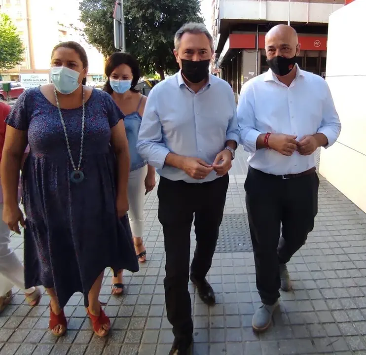 Espadas (centro), entre Antonio Ruiz y la Lola Amo, junto a la sede del PSOE de C&oacute;rdoba.