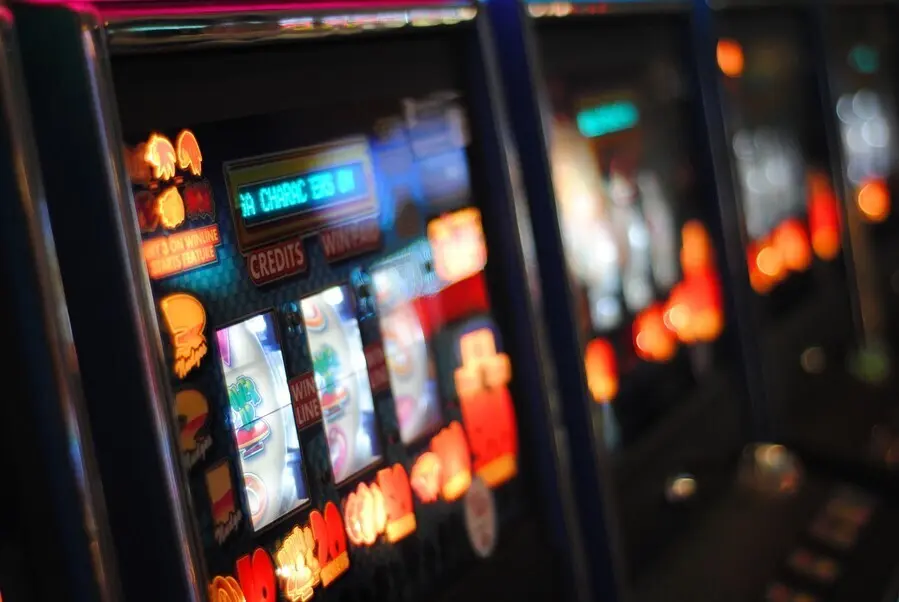 Archivo - M&aacute;quina tragaperras en una sala de juegos