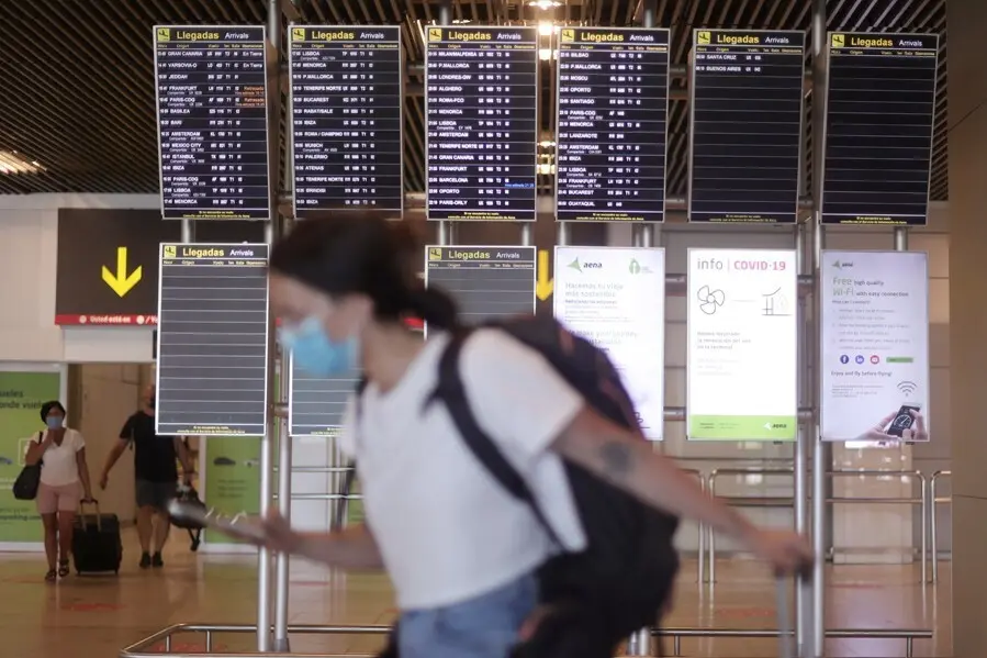 Una mujer camina con su equipaje en la terminal T1 del Aeropuerto de Madrid - Barajas Adolfo Su&aacute;rez, a 8 de julio de 2021, en Madrid (Espa&ntilde;a).