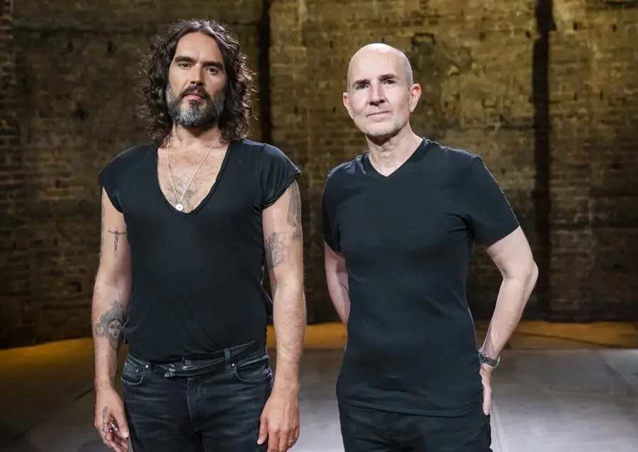 Russell Brand estrena su obra de teatro 'Our Little Lives: Shakespeare & Me' en streaming a trav&eacute;s de LIVENow
