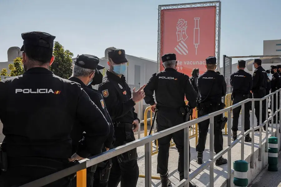 Archivo - Varios polic&iacute;as nacionales acuden a recibir la primera dosis de la vacuna en Valencia