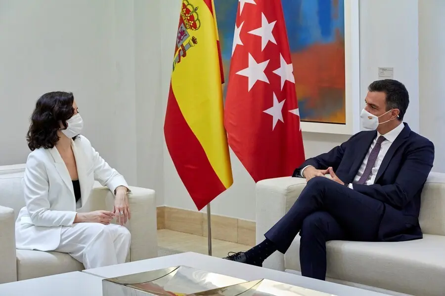 El presidente del Gobierno, Pedro S&aacute;nchez, durante una reuni&oacute;n con la presidenta de la Comunidad de Madrid, Isabel D&iacute;az Ayuso, a 9 de julio de 2021, en el Palacio de la Moncloa, Madrid, (Espa&ntilde;a). El encuentro, que se produce despu&eacute;s de ser investida por s