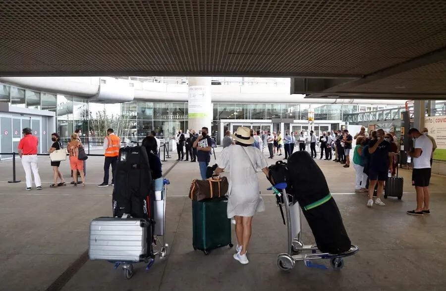 Llegada de turistas al aeropuerto de la Costa del Sol, donde desde hoy comienzan sus vacaciones en la ciudad. a 01 de julio de 2021, en M&aacute;laga (Andaluc&iacute;a, Espa&ntilde;a).