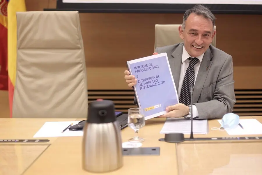 El secretario de Estado de Agenda 2030, Enrique Santiago, muestra un cuaderno a su llegada a la Comisi&oacute;n Mixta para la Coordinaci&oacute;n y Seguimiento de la Estrategia Espa&ntilde;ola para alcanzar los Objetivos de Desarrollo Sostenible (ODS), a 28 de junio de 2021