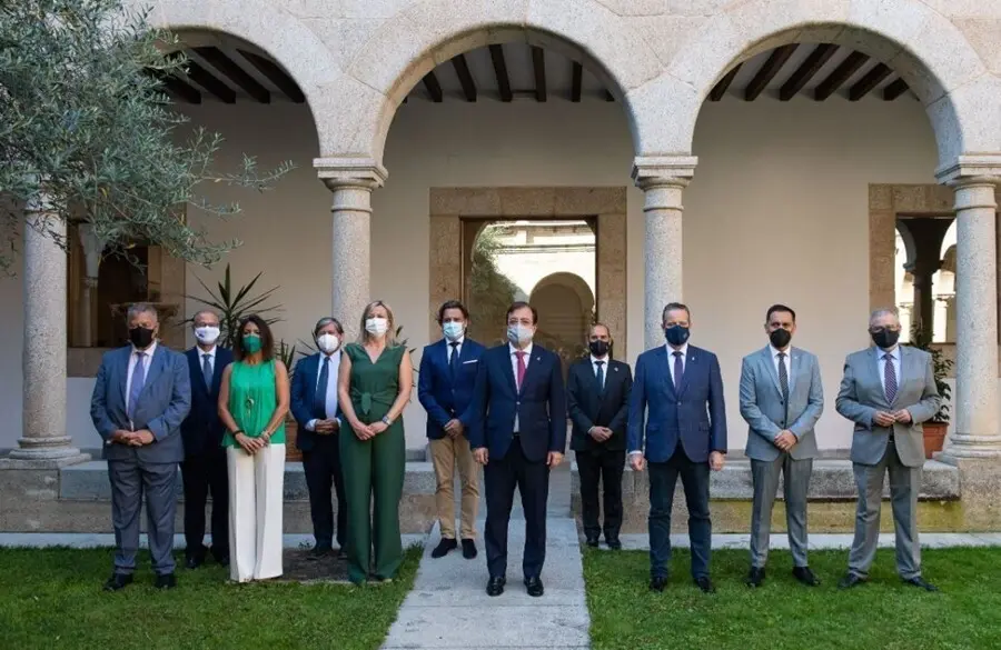El presidente de la Junta de Extremadura, Guillermo Fern&aacute;ndez Vara, recibe a los participantes en el plenario de la Coprepa