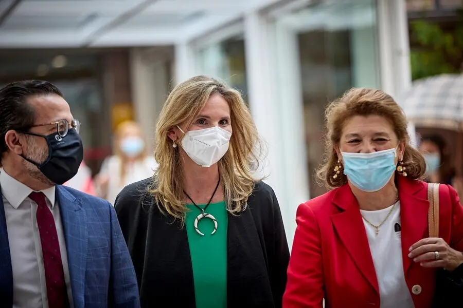 La consejera de Medio Ambiente, Ordenaci&oacute;n del Territorio y Sostenibilidad, Paloma Mart&iacute;n (c), a su llegada a la Asamblea de Madrid para presenciar la primera sesi&oacute;n del pleno de investidura de Ia presidenta de la Comunidad en funciones, Isabel D&iacute;az Ayuso