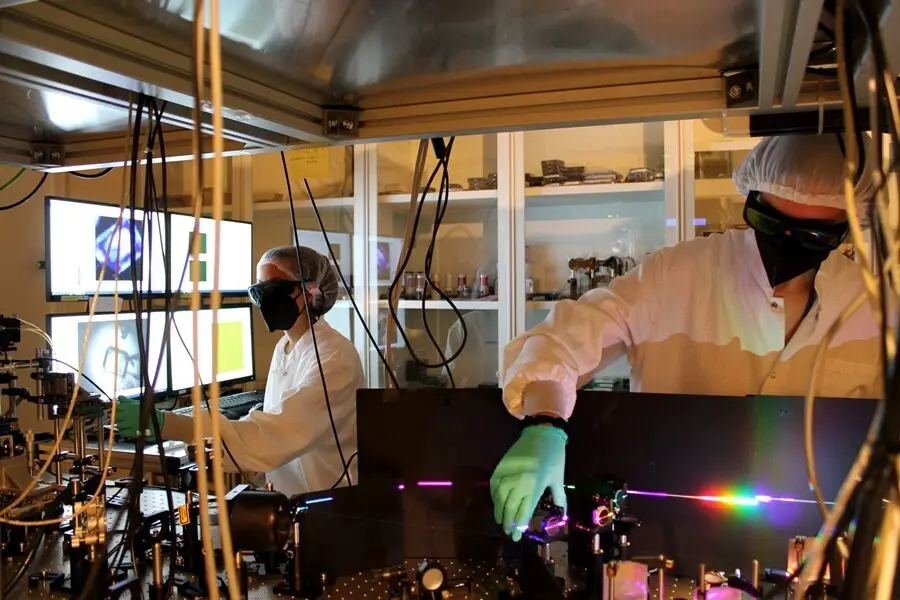 El equipo de investigaci&oacute;n del ITQ ha introducido con &eacute;xito un compuesto org&aacute;nico (subftalocianina) dentro de la estructura de la perovskita, que act&uacute;a favoreciendo el aprovechamiento de la luz visible de la radiaci&oacute;n solar.