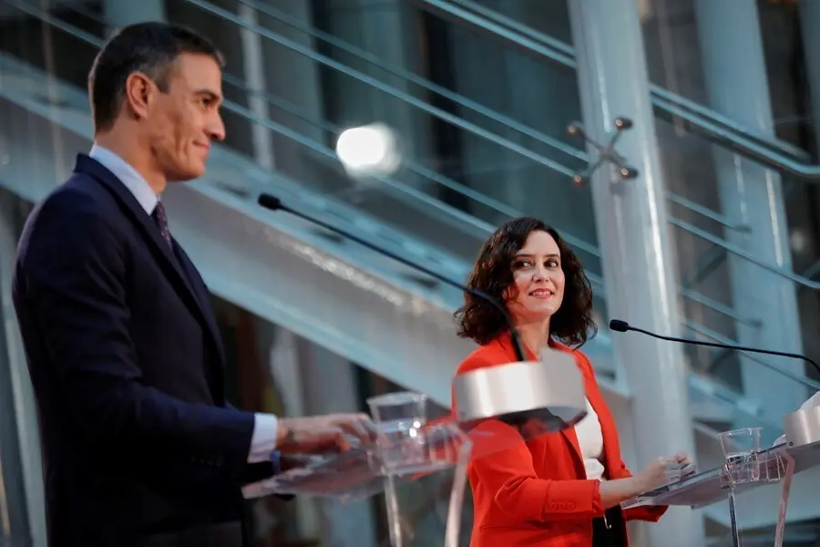 Archivo - El presidente del Gobierno, Pedro S&aacute;nchez, y la presidenta de la Comunidad de Madrid, Isabel D&iacute;az Ayuso, ofrecen una rueda de prensa tras su reuni&oacute;n en la sede de la Presidencia regional, en Madrid (Espa&ntilde;a), a 21 de septiembre de 2020. El objeto
