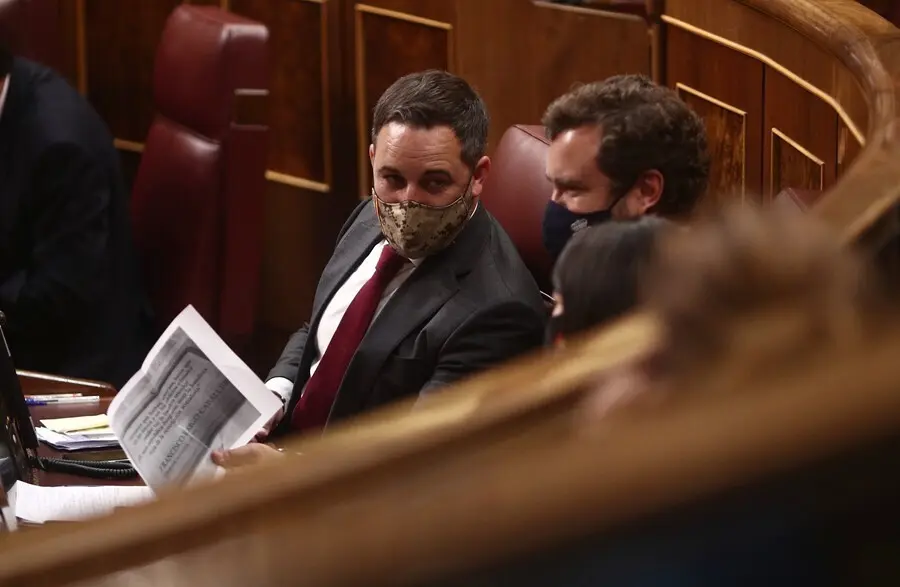 Archivo - (I-D) El l&iacute;der de Vox, Santiago Abascal; el portavoz parlamentario de Vox, Iv&aacute;n Espinosa de los Monteros; y la portavoz adjunta de Vox en el Congreso, Macarena Olona, conversan durante una sesi&oacute;n plenaria