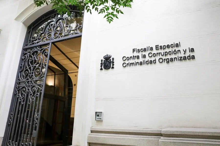 Archivo - Puerta principal del edificio de la Fiscal&iacute;a Anticorrupci&oacute;n en la Calle Manuel Silvela, N&ordm;4 de Madrid.