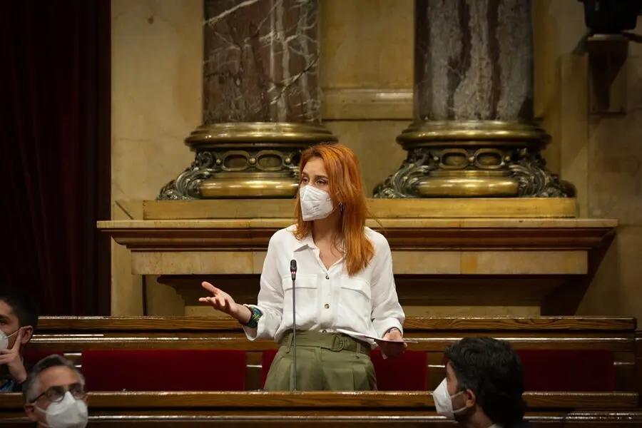 Archivo - La l&iacute;der de los comuns en el Parlament, J&eacute;ssica Albiach, durante una sesi&oacute;n de control al Govern, a 13 de mayo de 2021, en el Parlament de Catalunya, Barcelona, Catalu&ntilde;a, (Espa&ntilde;a). Durante el pleno, el Govern debe enfrentarse a las preguntas de 