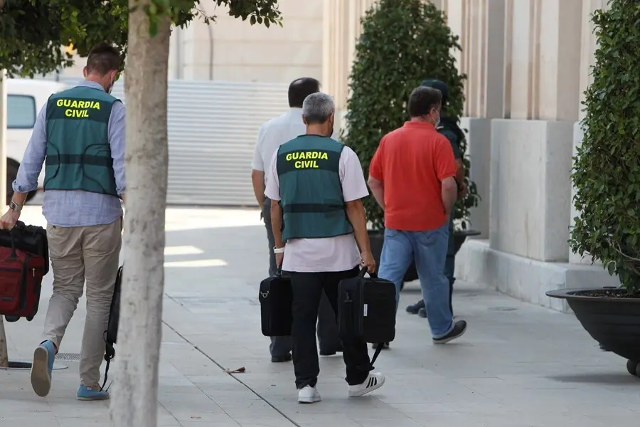 Archivo - Agentes de la Guardia Civil se dirigen para su registro a la sede de la Autoridad Portuaria de Baleares (APB) en Palma de Mallorca, Islas Baleares (Espa&ntilde;a), a 24 de julio de 2020.  