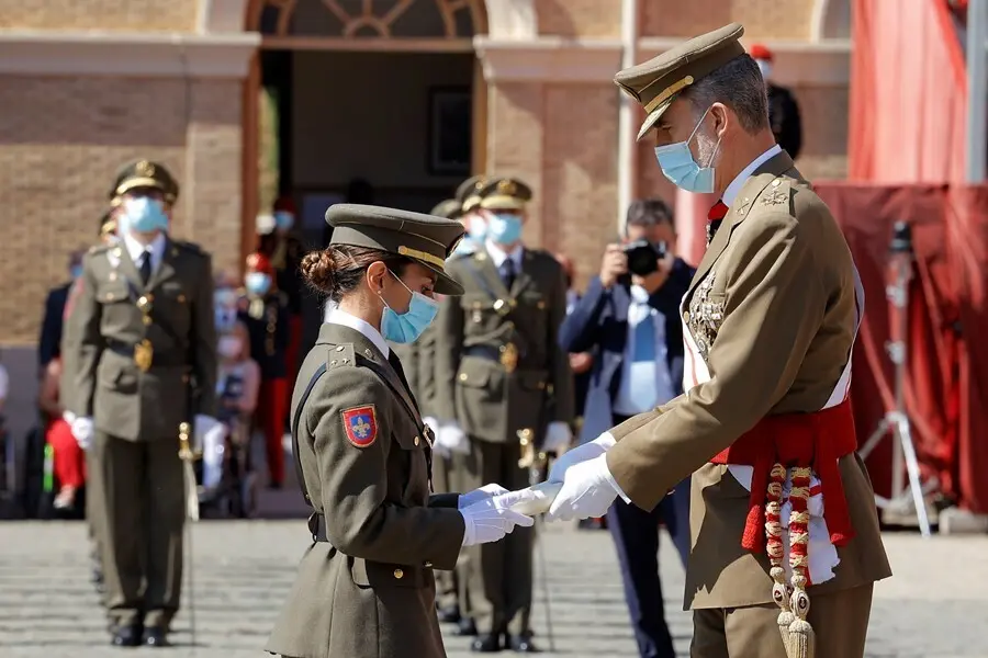 Su Majestad el Rey, Felipe VI, ha entregado los Reales Despachos a los nuevos tenientes con los mejores expedientes.