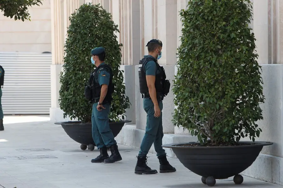 Archivo - Agentes de la Guardia Civil custodian la sede de la Autoridad Portuaria de Baleares (APB) en Palma de Mallorca, Islas Baleares (Espa&ntilde;a), a 24 de julio de 2020. 