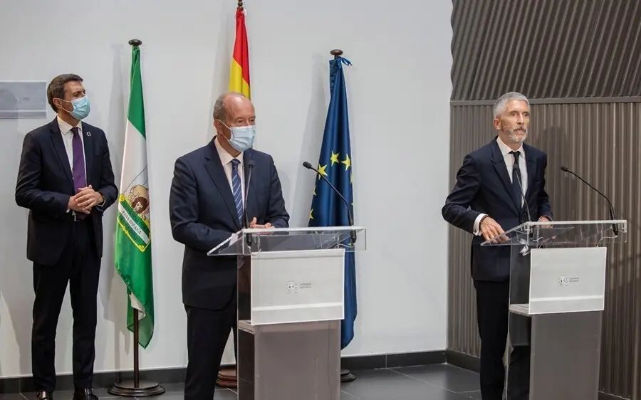 Juan Carlos Campo con Grande-Marlaska atendiendo a la prensa en Algeciras