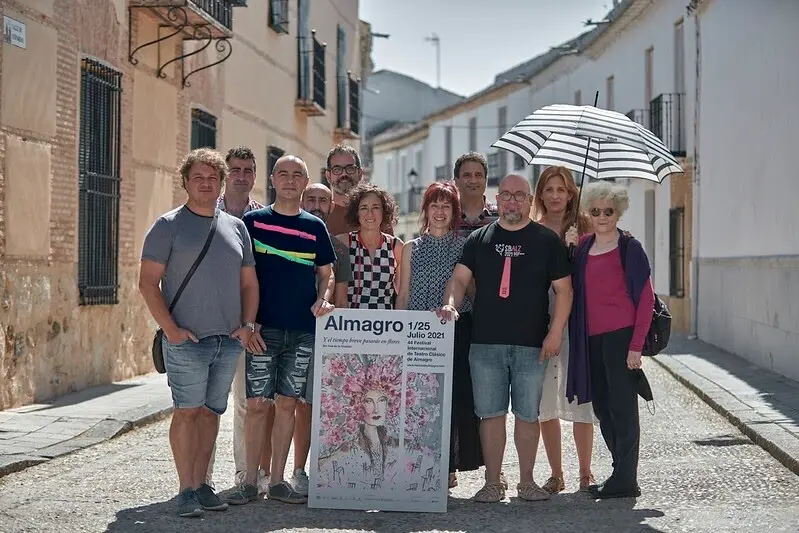 El director del Festival Internacional de Teatro Cl&aacute;sico de Almagro, Ignacio Garc&iacute;a, con representantes de tres de las compa&ntilde;&iacute;as  El burlador sin sardina, Adi&oacute;s, due&ntilde;o m&iacute;o y Mielotxin.