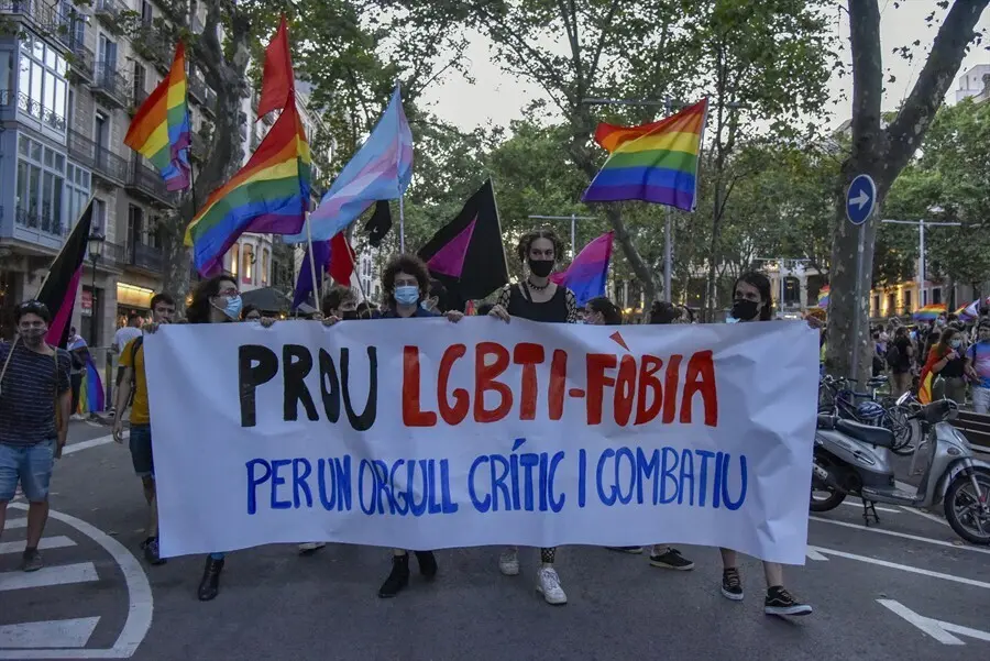 J&oacute;venes durante la concentraci&oacute;n contra agresiones LGTB-f&oacute;bicas, a 9 de julio de 2021, en Barcelona.