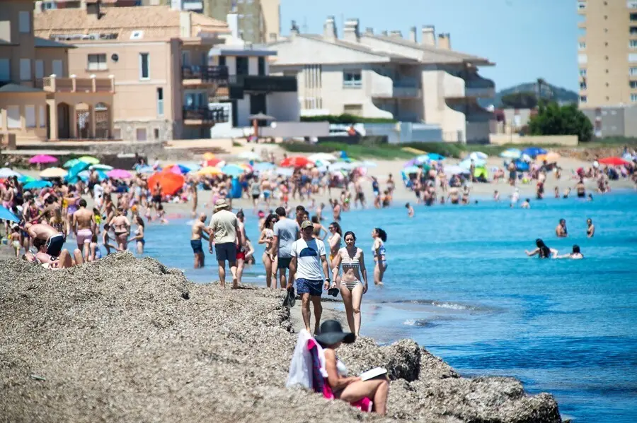 Archivo - Varias personas en la Playa de Levante, en la Manga del Mar Menor, en Cartagena, Regi&oacute;n de Murcia (Espa&ntilde;a). 