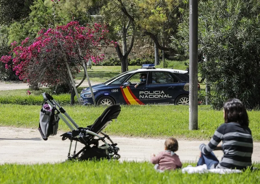 Archivo - Un coche de polic&iacute;a en el Jard&iacute;n del antiguo cauce del r&iacute;o Turia en Val&egrave;ncia, en una imagen de archivo