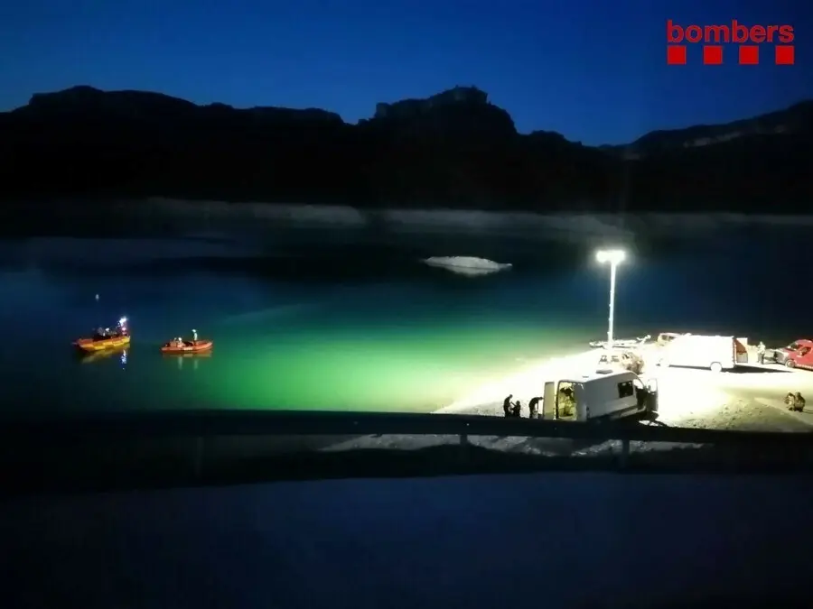 Imagen del operativo de los Bombers de la Generalitat para buscar a un joven desaparecido en el pantano de Siurana, en Tarragona