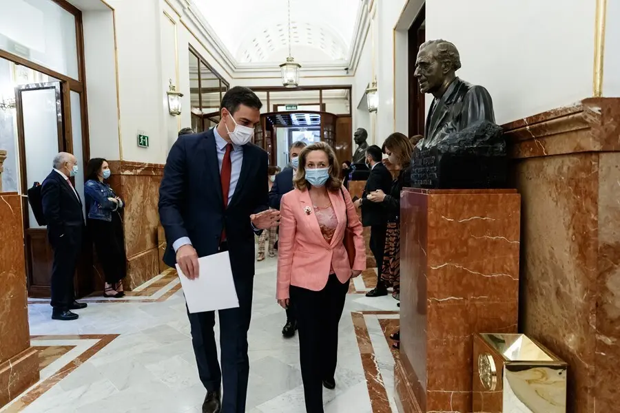 Archivo - El presidente del Gobierno, Pedro S&aacute;nchez (i) y la ministra de Econom&iacute;a y vicepresidenta tercera del Gobierno, Nadia Calvi&ntilde;o (d), llegan al Parlamento para intervenir en la sesi&oacute;n de Control al Gobierno celebrada en el Congreso de los Diputados,