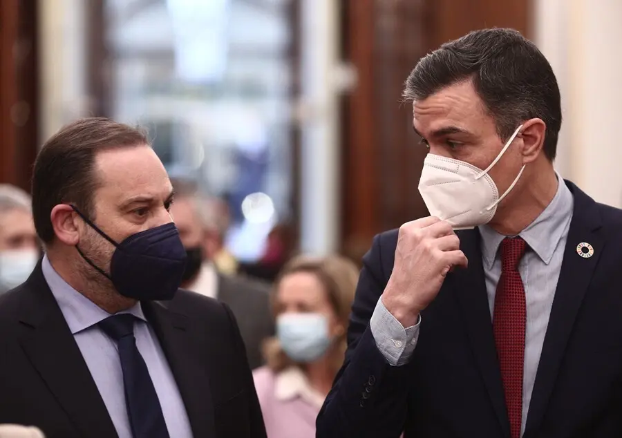 El exministro de Transportes, Movilidad y Agenda Urbana, Jos&eacute; Luis &Aacute;balos (i); y el presidente del Gobierno, Pedro S&aacute;nchez, a su llegada a una sesi&oacute;n de control al Gobierno en el Congreso de los Diputados, en Madrid (Espa&ntilde;a), a 10 de marzo de 2021