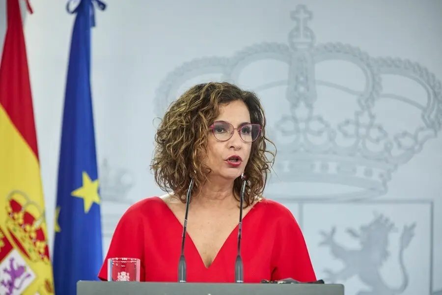 La ministra portavoz del Gobierno y ministra de Hacienda, Mar&iacute;a Jes&uacute;s Montero, durante la rueda de prensa posterior a la reuni&oacute;n entre la presidenta de la Comunidad de Madrid y el presidente del Gobierno. La reuni&oacute;n entre la presidenta madrile&ntilde;a y el jefe