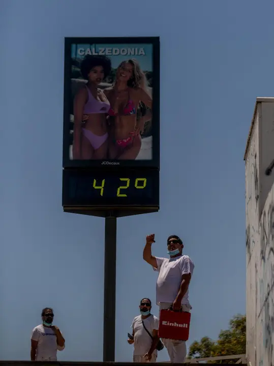 Archivo - Imagen del term&oacute;metro situado en el Puente de el Cachorro donde muestra una temperatura superior a las 42 grados en un d&iacute;a en el que la capital andaluza se ha activado la alerta amarilla a 08 de junio del 2021, en Sevilla, Andaluc&iacute;a, Espa&ntilde;a