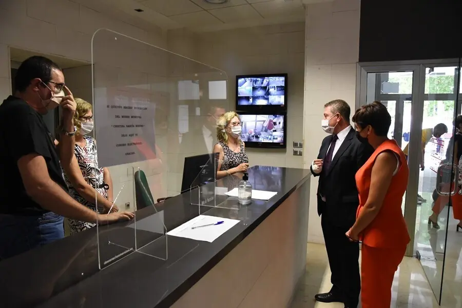 El presidente de C-LM, Emiliano Garc&iacute;a-Page, junto a la nueva ministra de Pol&iacute;tica Territorial y portavoz del Gobierno de Espa&ntilde;a, Isabel Rodr&iacute;guez