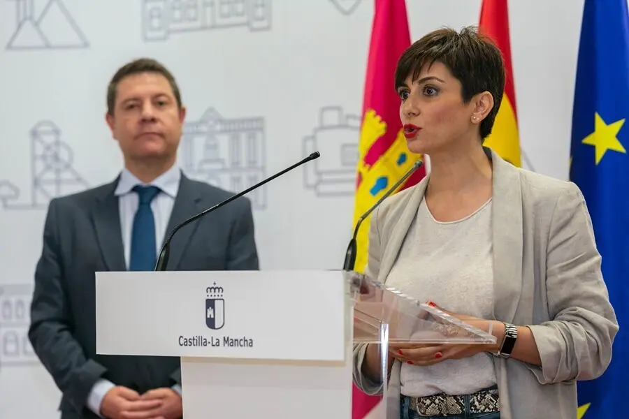 Archivo - La alcaldesa de Puertollano, Isabel Rodr&iacute;guez, en rueda de prensa tras reunirse con el presidente regional, Emiliano Garc&iacute;a-Page.