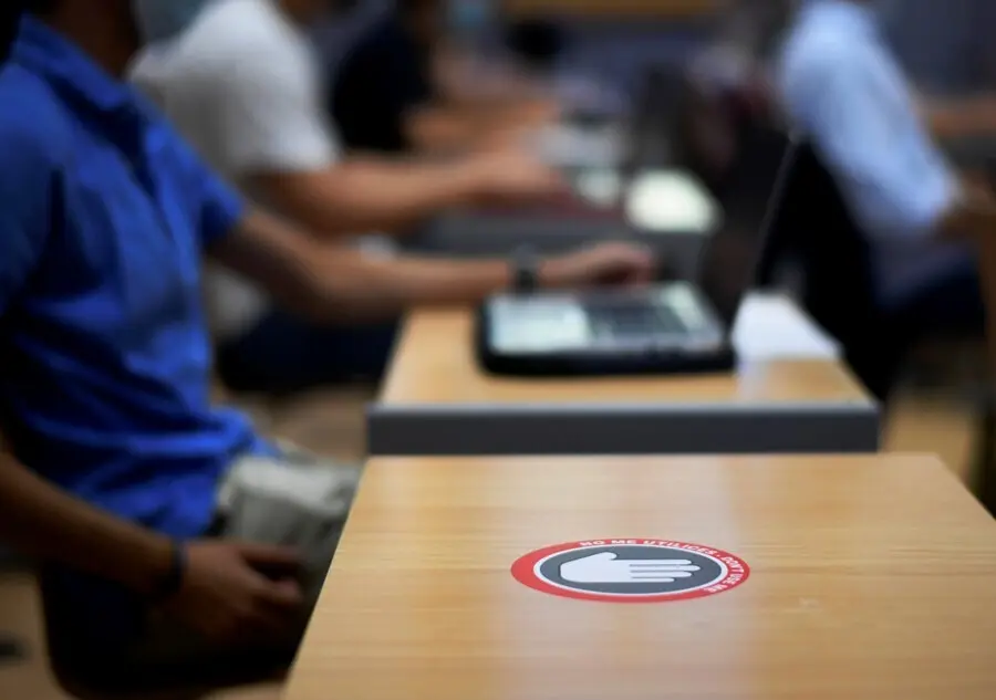 Archivo - Pupitre con indicaciones de distancia de seguridad en una de las aulas de la Universidad Pontificia de Comillas, ICADE, durante el primer d&iacute;a del curso escolar 2020-2021, en Madrid (Espa&ntilde;a), a 7 de septiembre de 2020. 
