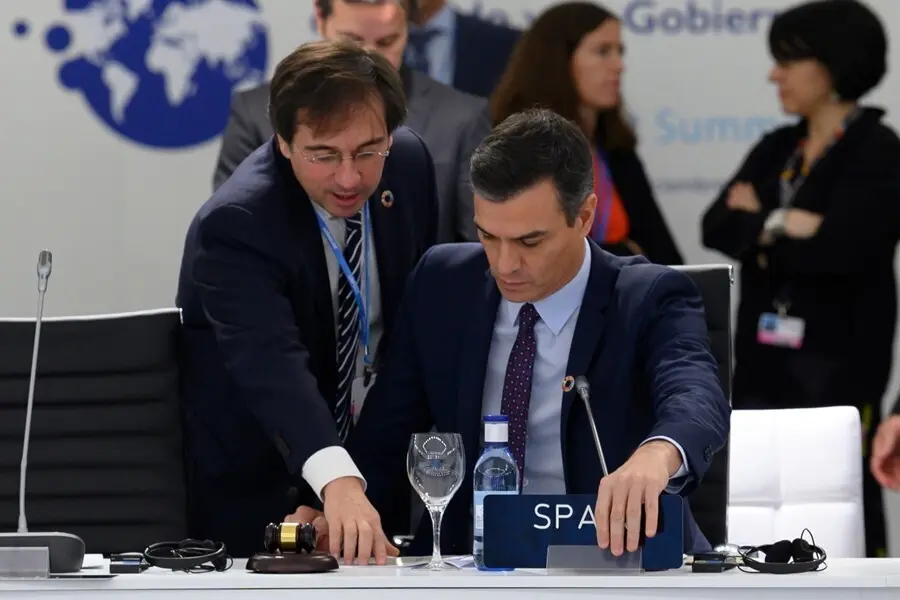 Archivo - El nuevo ministro de Exteriores, Jos&eacute; Manuel Albares asiste al presidente del Gobierno, Pedro S&aacute;nchez, en la cumbre del clima COP25 celebrada en Madrid en 2020.