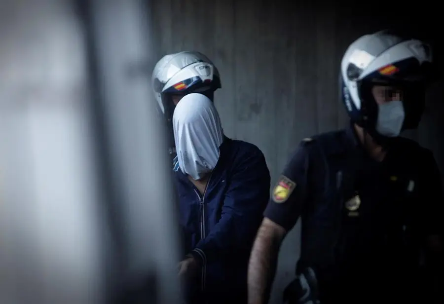 Uno de los presuntos culpables del asesinato de Samuel Luiz es conducido a un furg&oacute;n de la Guardia Civil a su salida del juzgado de A Coru&ntilde;a, donde ayer pas&oacute; a disposici&oacute;n judicial junto a otras tres personas. / Cabalar