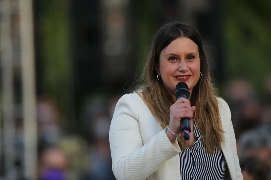 Archivo - La secretaria de vivienda de Podemos, Alejandra Jacinto interviene durante el acto de cierre de campa&ntilde;a del partido en el anfiteatro Lourdes y Mariano del parque de la Cu&ntilde;a Verde de Vic&aacute;lvaro, a 2 de mayo de 2021, en Madrid (Espa&ntilde;a). 