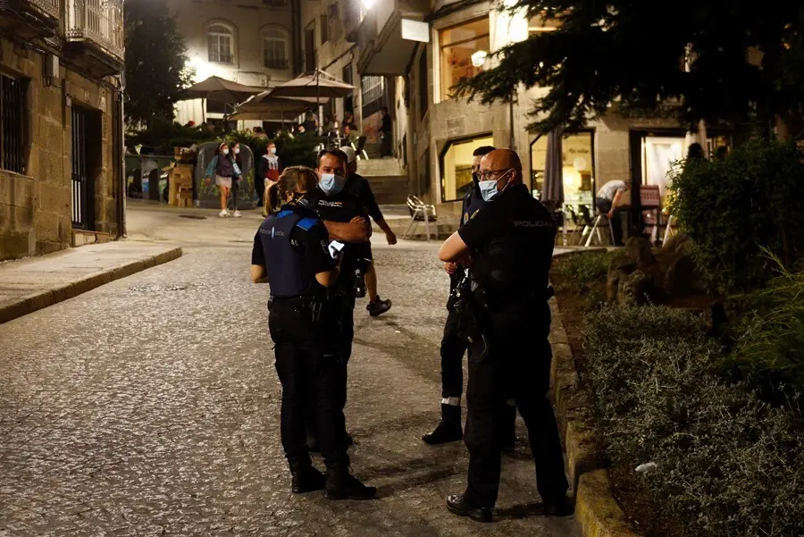 Varios agentes de la Polic&iacute;a Local y del Cuerpo Nacional de Polic&iacute;a, en la Praza dos Suaves, en un control policial para evitar botellones y aglomeraciones, a 4 de julio de 2021, en Ourense, Galicia (Espa&ntilde;a). Durante el fin de semana, las fuerzas y cuerpo