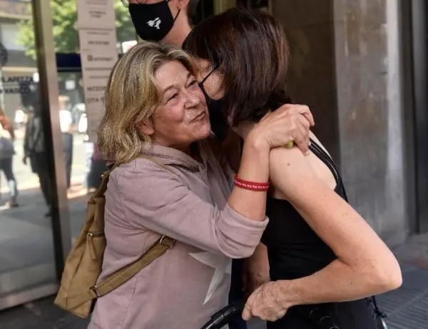 La abogada de la izquierda abertzale, Arantza Zulueta (i), saluda a una de las asistentes este s&aacute;bado a la manifestaci&oacute;n en apoyo a los encausados en el sumario 13/13, que se juzga en los pr&oacute;ximos d&iacute;as en la Audiencia Nacional. /Miguel To&ntilde;a