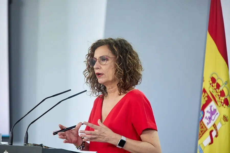 La ministra portavoz del Gobierno y ministra de Hacienda, Mar&iacute;a Jes&uacute;s Montero, durante la rueda de prensa posterior a la reuni&oacute;n entre la presidenta de la Comunidad de Madrid y el presidente del Gobierno. La reuni&oacute;n entre la presidenta madrile&ntilde;a y el jefe