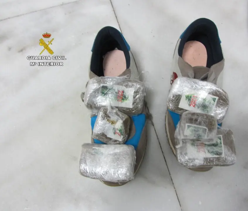 Detenidos en el aeropuerto de Melilla dos j&oacute;venes que pretend&iacute;an viajar a M&aacute;laga con droga en zapatos y ropa