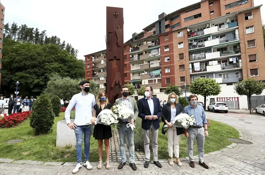 El Presidente Del PP, Pablo Casado, Junto Al Presidente Del PP Del Pa&iacute;s Vasco, Carlos Iturgaiz, Durnate La Ofrenda Floral Al Monumento En Recuerdo De Miguel &Aacute;ngel Blanco, En Ermua